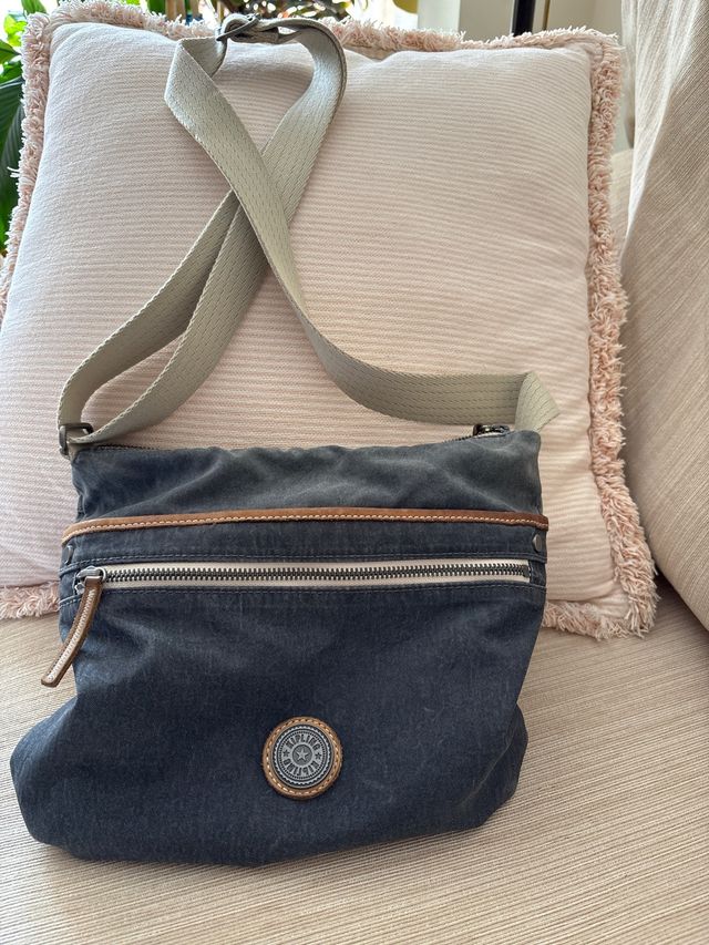 Bolso bandolera Kipling gris.