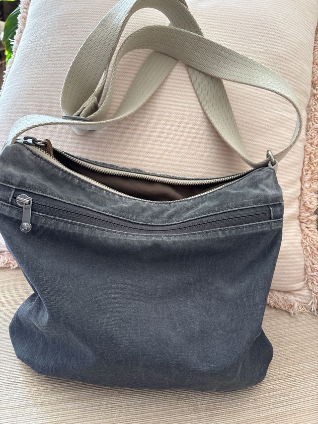 Bolso bandolera Kipling gris.