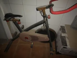 Bicicleta de Spinning Negra y Roja