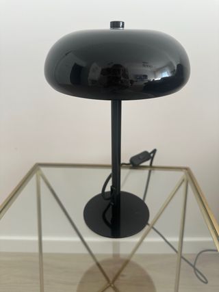 Lámpara de mesa negra