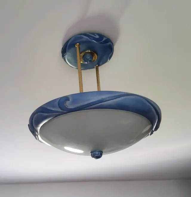 Lámpara de techo azul y dorada