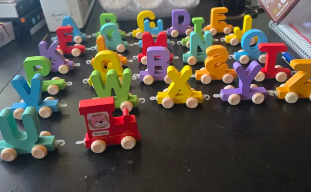 Tren de letras de madera para niños