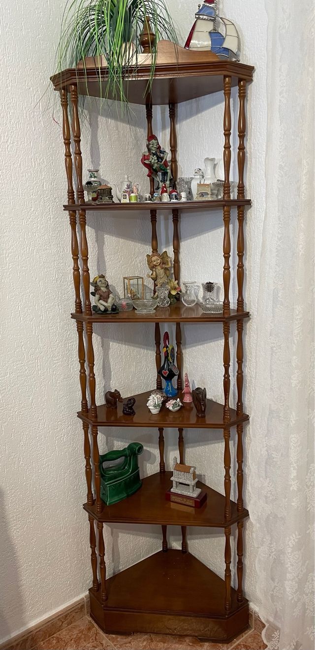 Rinconera de madera con detalles figuras incluido