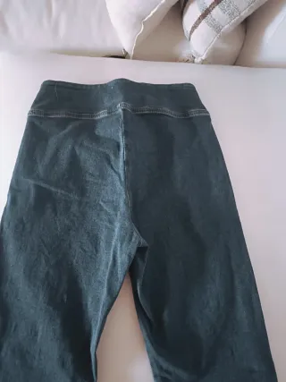 Pantalón tipo malla azul, muy elástico