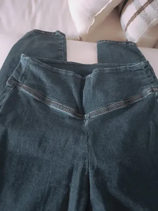 Pantalón tipo malla azul, muy elástico