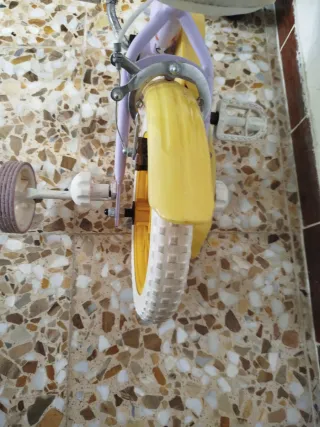 Bicicleta infantil morada y amarilla