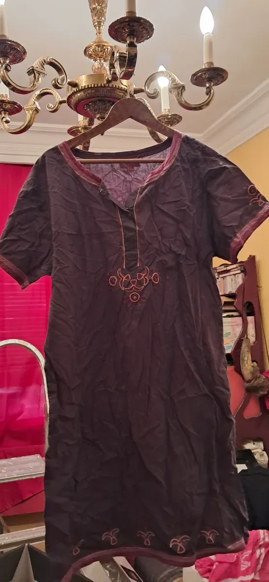 Vestido morado de verano con bordados