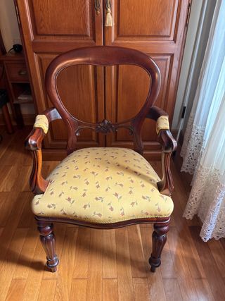 Silla antigua de madera muy cómoda