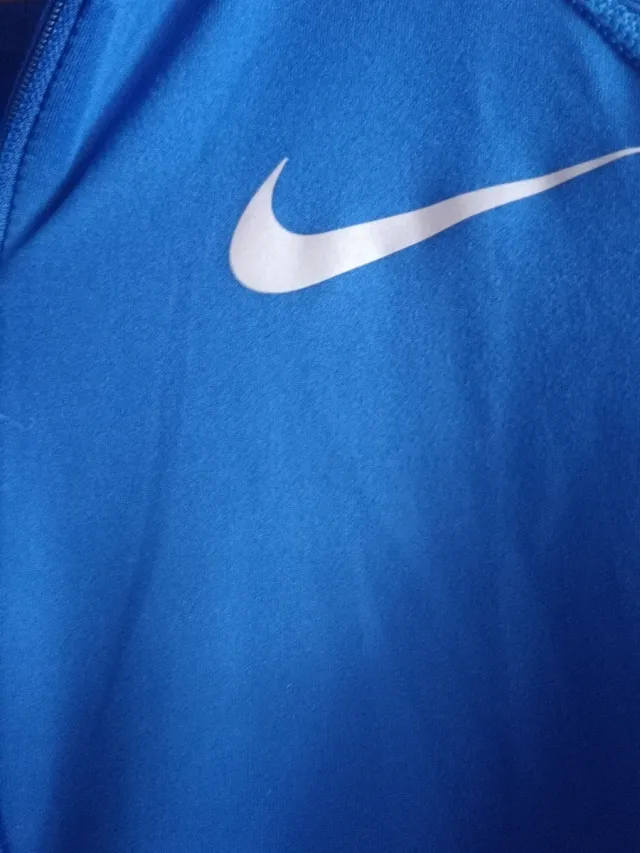 Camiseta deportiva Nike azul media cremallera