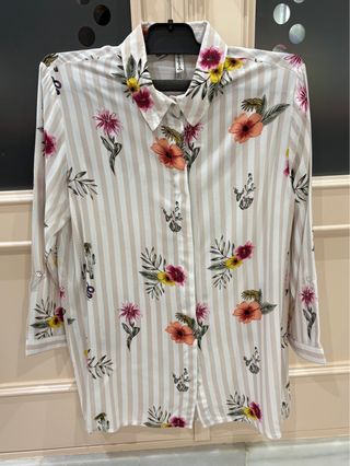 Camisa de mujer con estampado floral