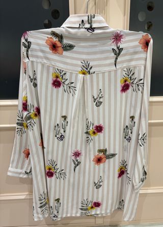 Camisa de mujer con estampado floral