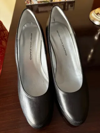 Zapatos de tacón Brenda Zaro negros