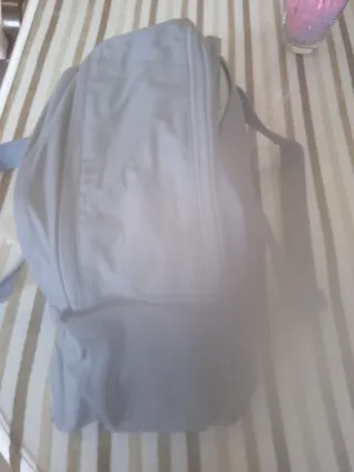 Bolso de deporte gris con dibujo en azul