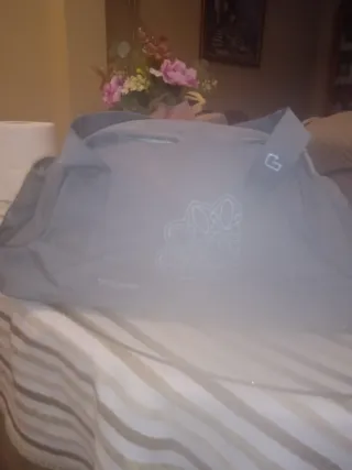 Bolso de deporte gris con dibujo en azul