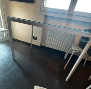 Tavolo in vetro e metallo