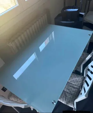 Tavolo in vetro e metallo