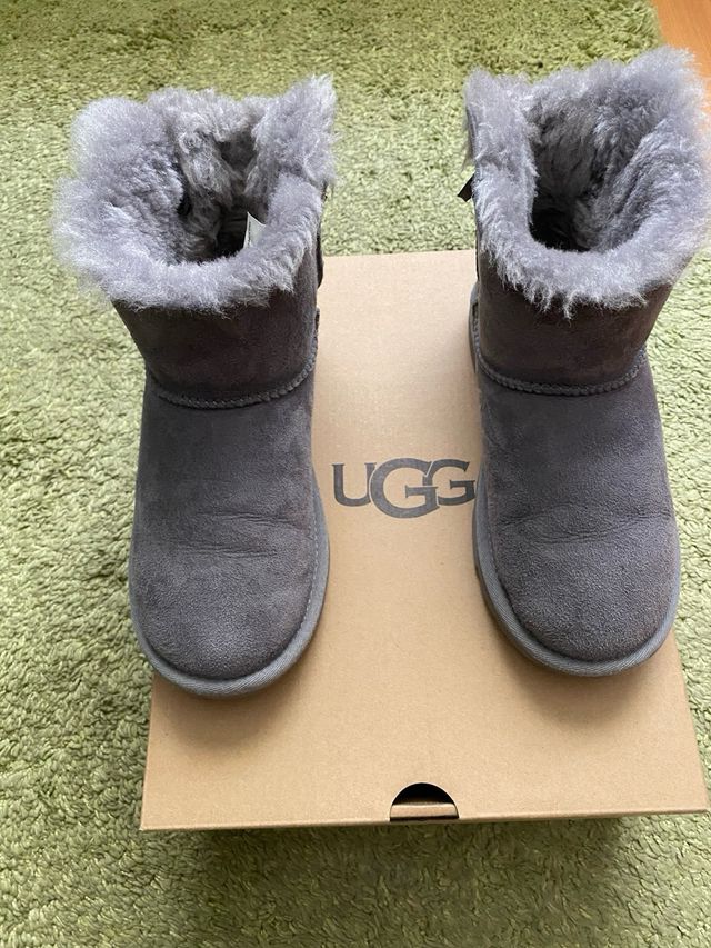 Botas UGG grises con lazo