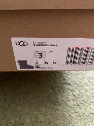 Botas UGG grises con lazo