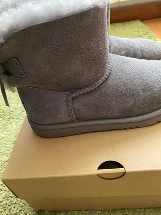 Botas UGG grises con lazo