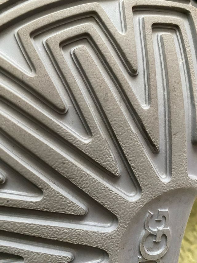 Botas UGG grises con lazo