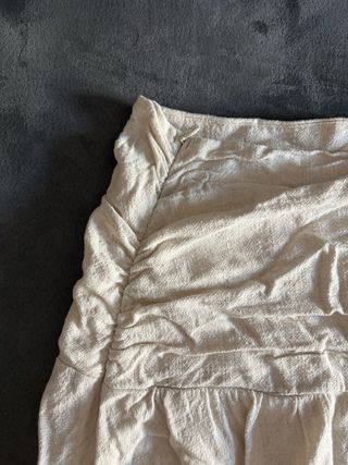 Falda beige fruncida