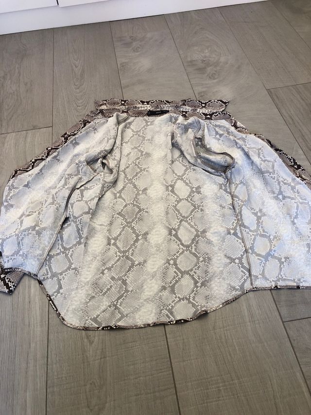 Camisa estampado serpiente beige y gris