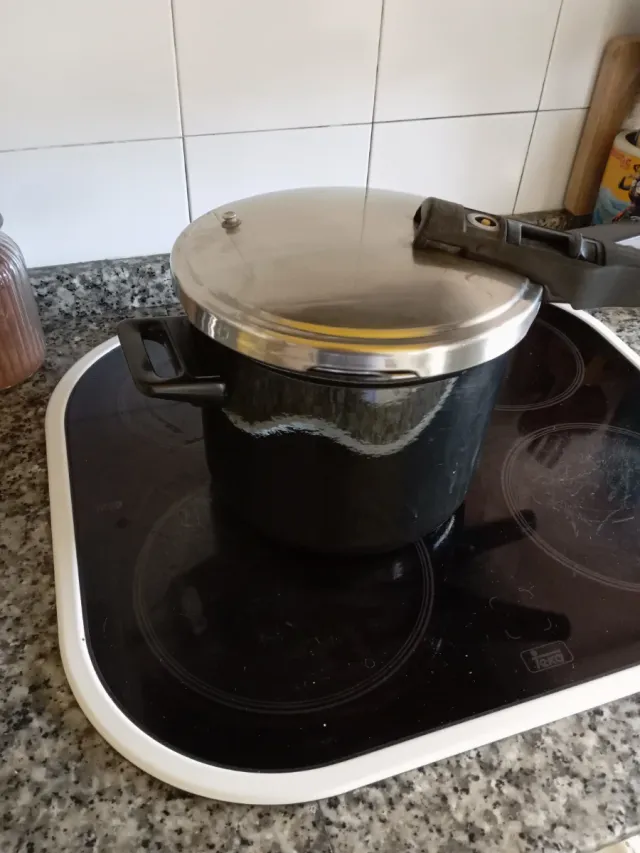 Olla a presión negra y plateada