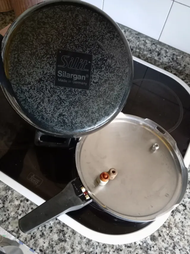 Olla a presión negra y plateada