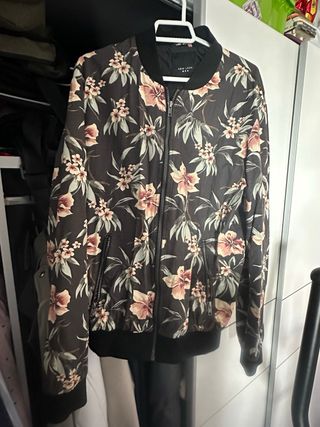 Chaqueta bomber New Look flores M