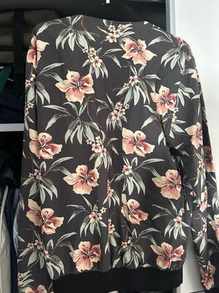 Chaqueta bomber New Look flores M