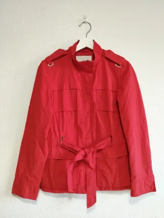 Chaqueta impermeable Zara roja mujer