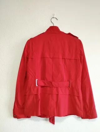 Chaqueta impermeable Zara roja mujer