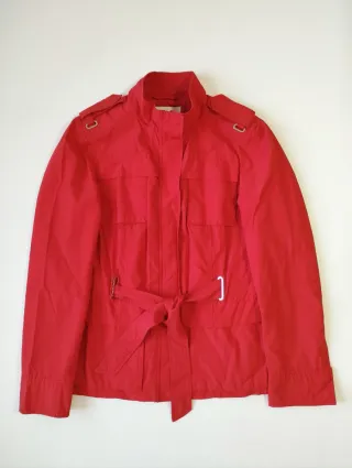 Chaqueta impermeable Zara roja mujer