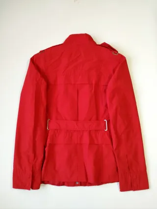 Chaqueta impermeable Zara roja mujer