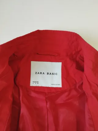 Chaqueta impermeable Zara roja mujer