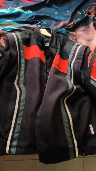 Chaqueta de moto negra y roja