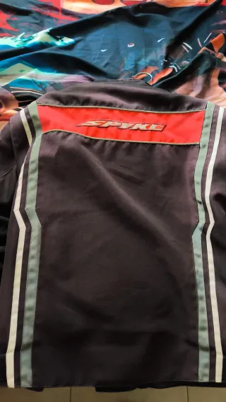Chaqueta de moto negra y roja