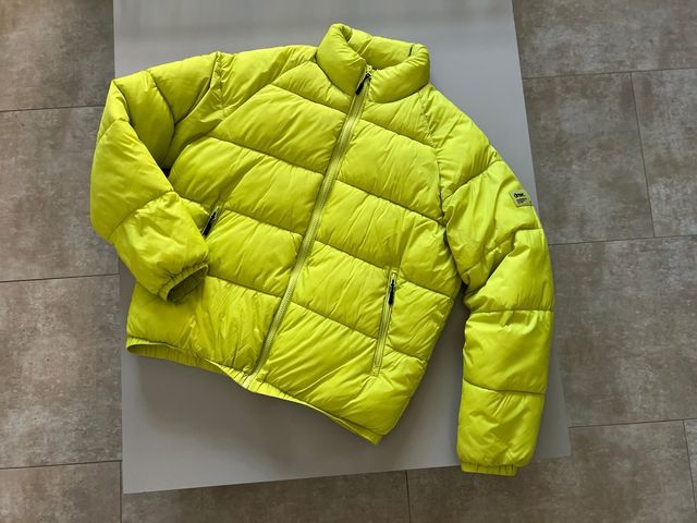 Cazadora acolchada verde de Zara. Exclusiva