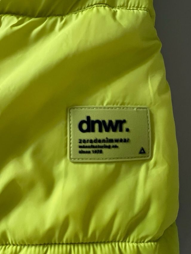 Cazadora acolchada verde de Zara. Exclusiva