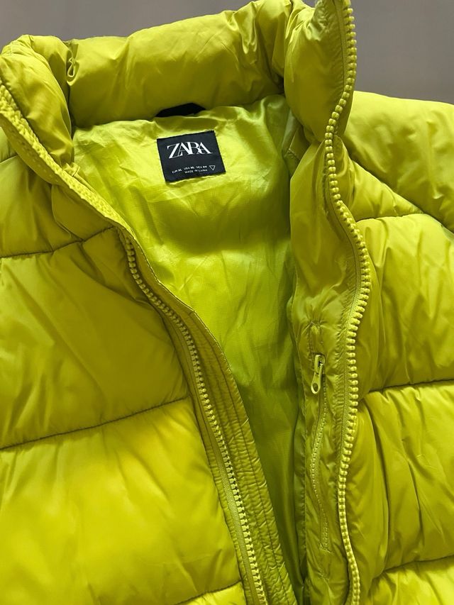Cazadora acolchada verde de Zara. Exclusiva