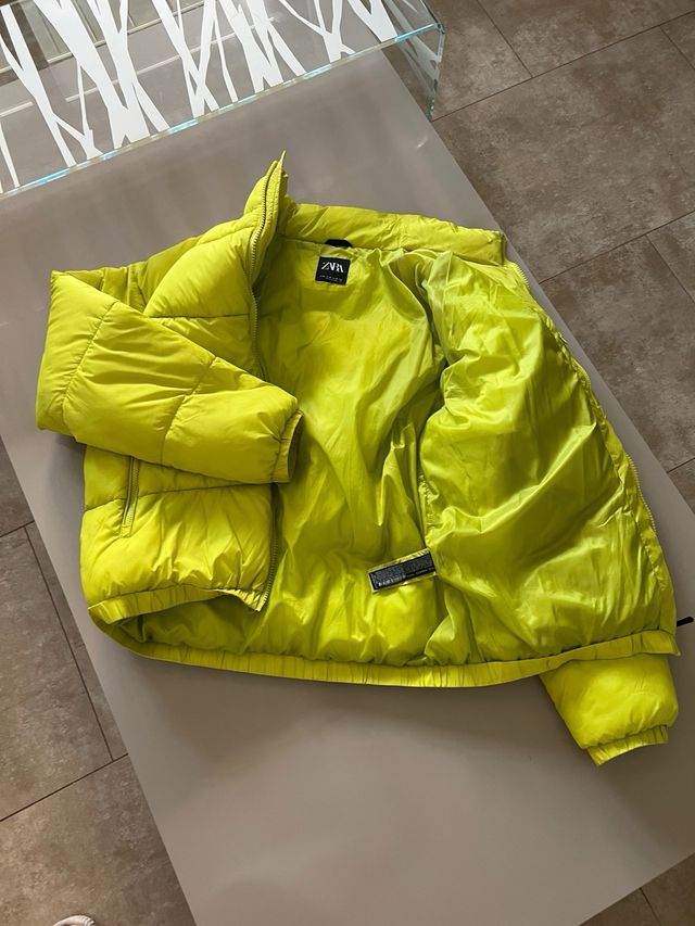 Cazadora acolchada verde de Zara. Exclusiva