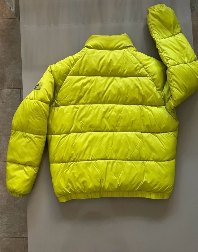 Cazadora acolchada verde de Zara. Exclusiva