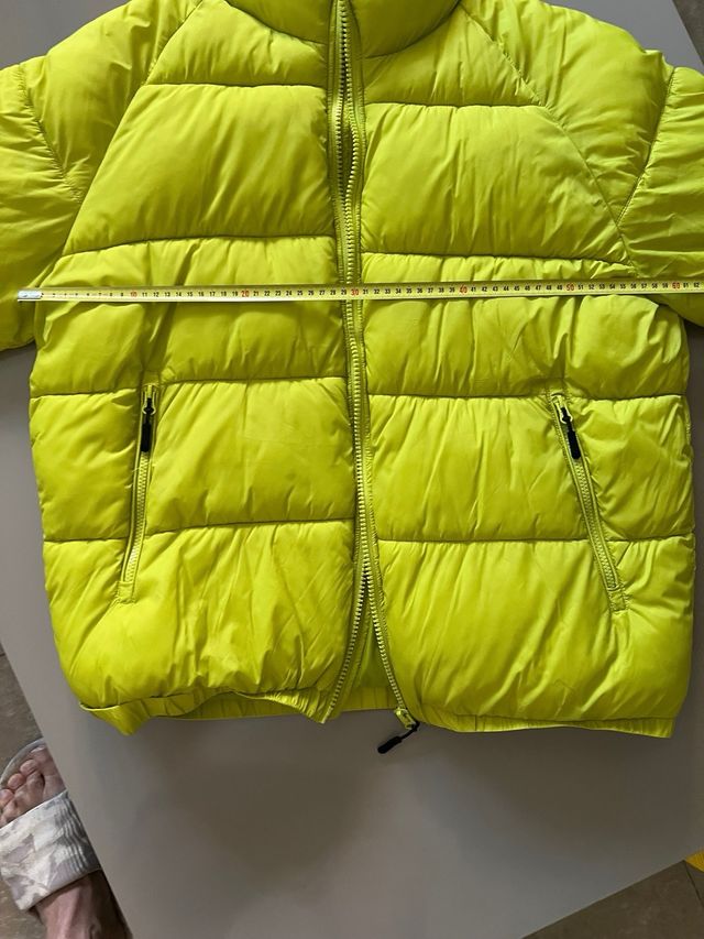 Cazadora acolchada verde de Zara. Exclusiva