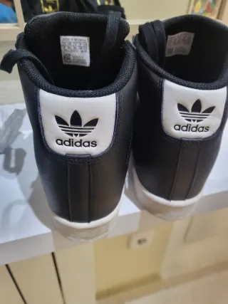 Zapatillas Adidas Negras y Blancas