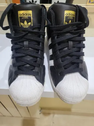 Zapatillas Adidas Negras y Blancas