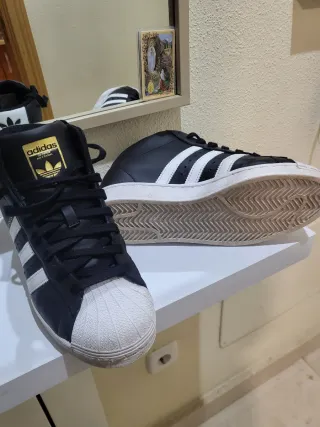 Zapatillas Adidas Negras y Blancas
