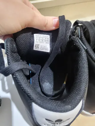 Zapatillas Adidas Negras y Blancas