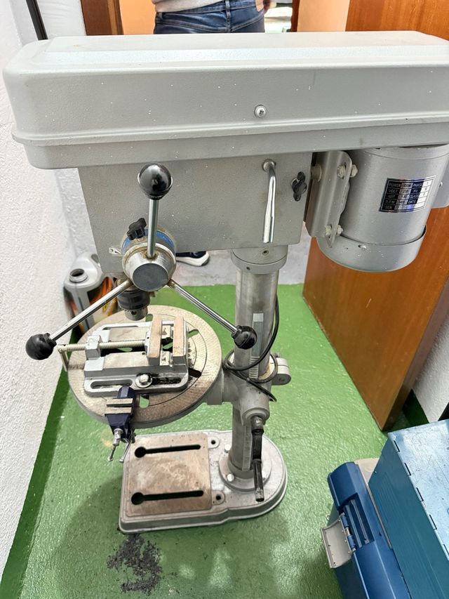 Taladro de columna TJB16