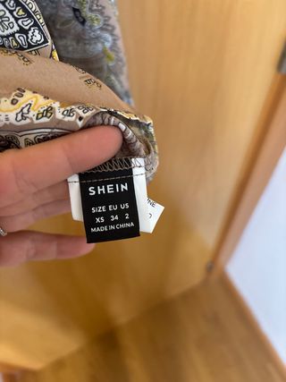 Blusa Shein sin mangas estampada