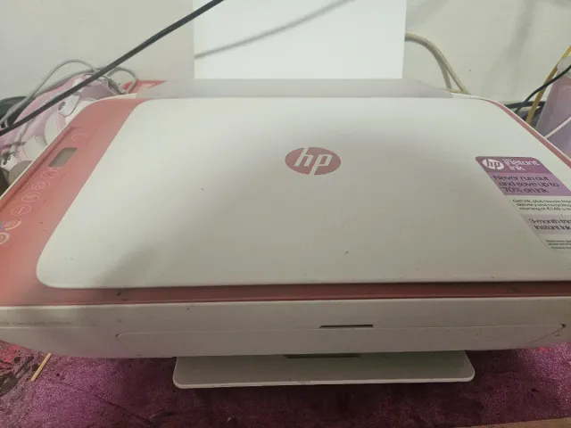 Impresora HP color coral y blanca con tinta